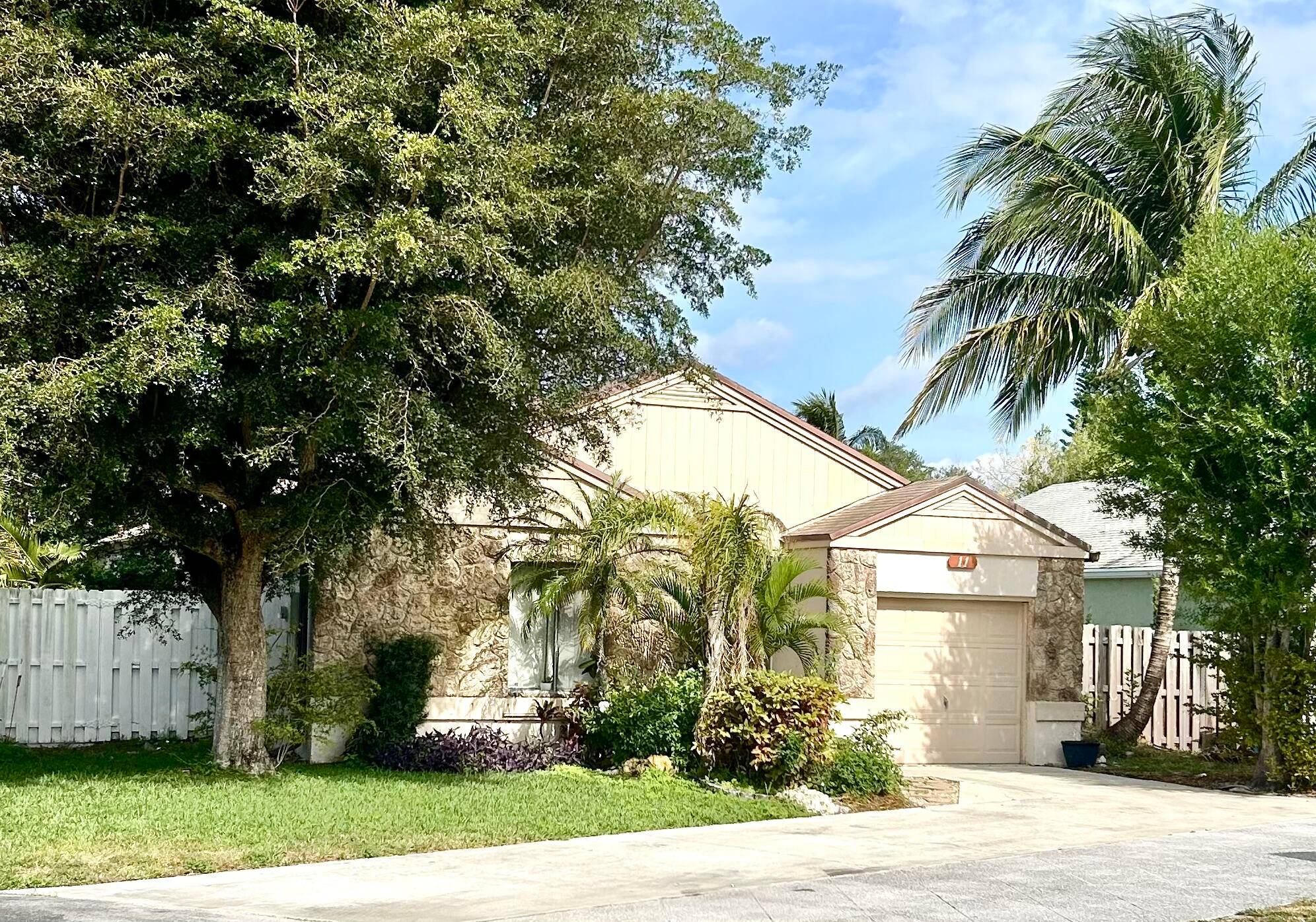 Fantastic 3 2 in Boynton Lakes North.