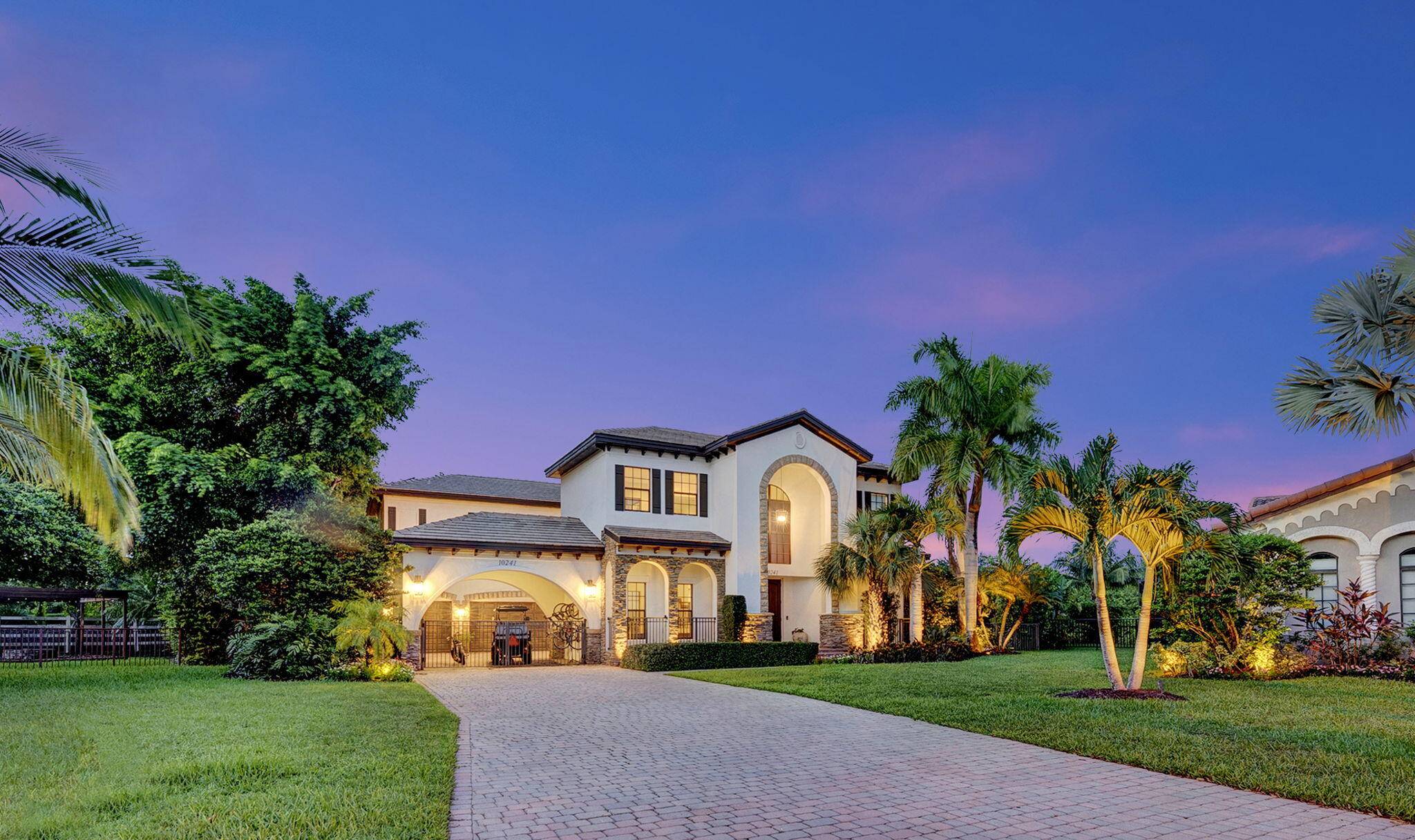 Step into your dream home with this stunning 6 bedroom, 4.