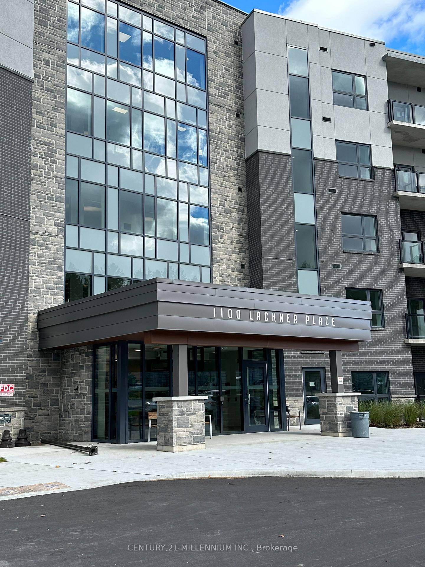 This unit offers high end finishes throughout including 9' ceilings, wall to wall, floor to ceiling windows in all rooms that provides natural light and offers stunning views.