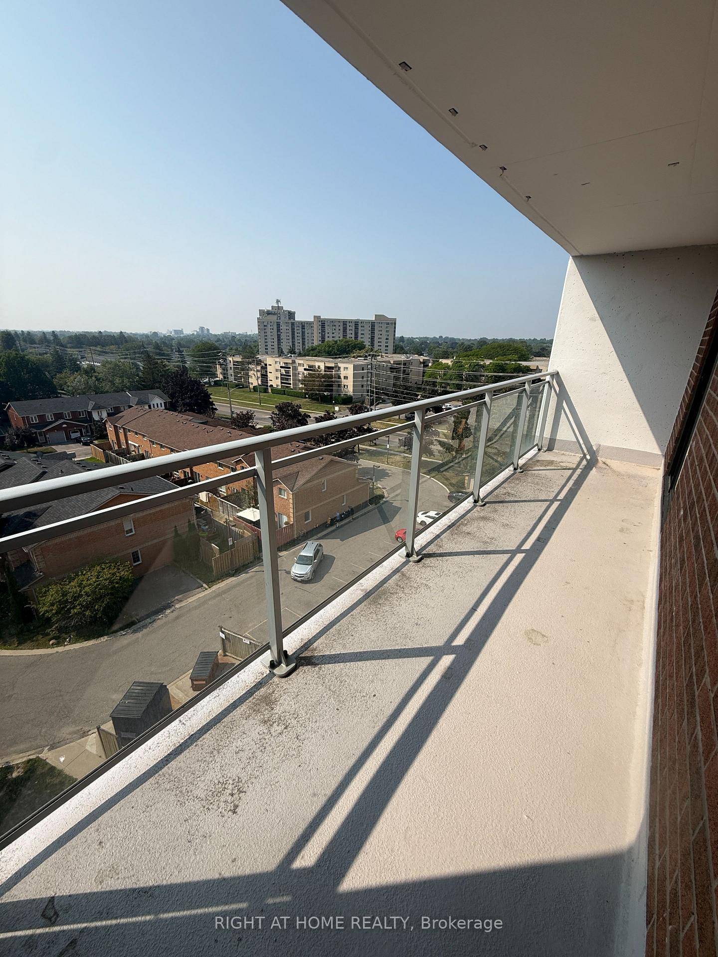 Situated in Oshawa's North neighborhood, living here gives you easy access to plenty of nearby stores, schools and parks to enjoy.
