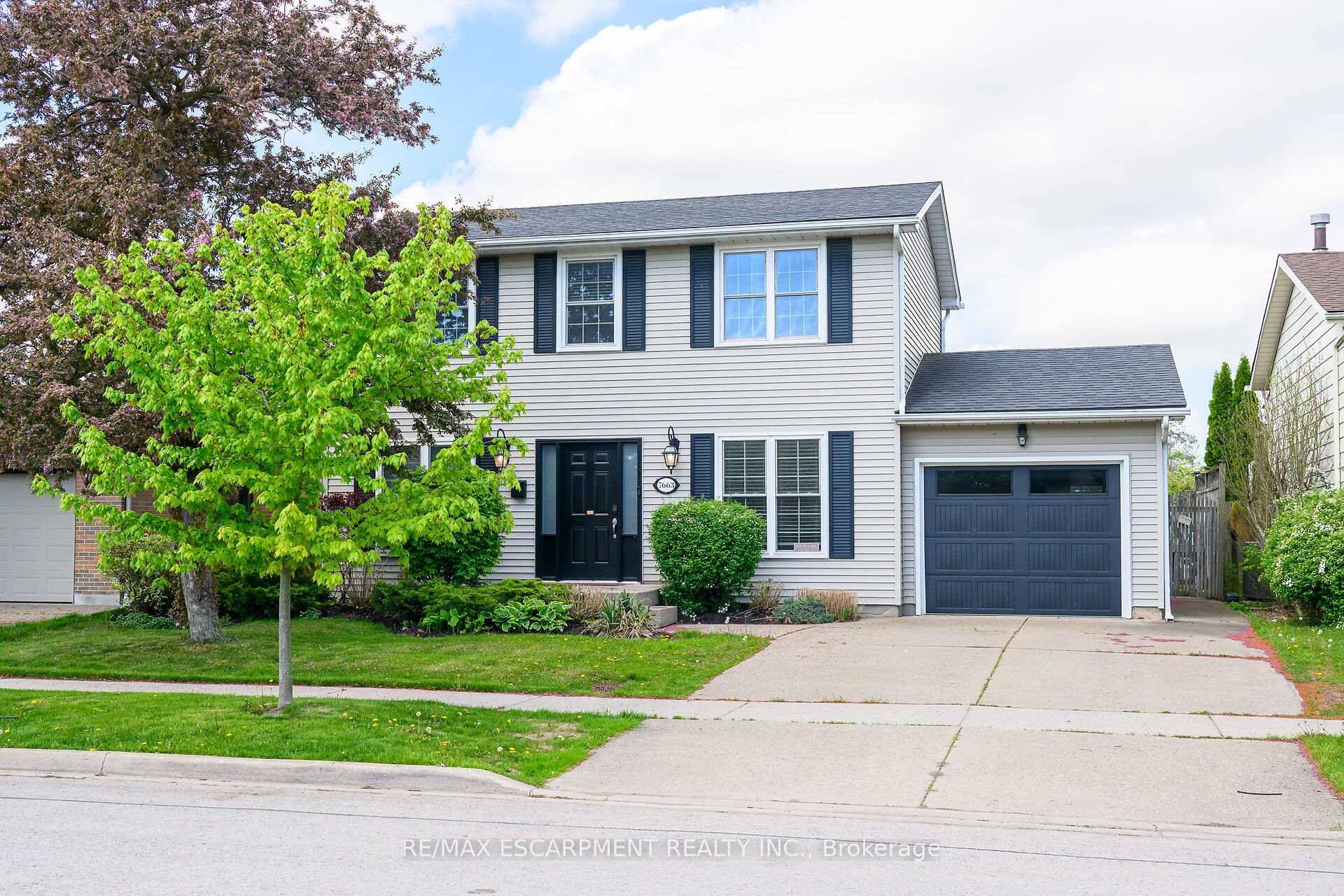 Beautiful and well maintained two storey home offers 3 1 bedrooms, 3 bathrooms and is tastefully finished from top to bottom.