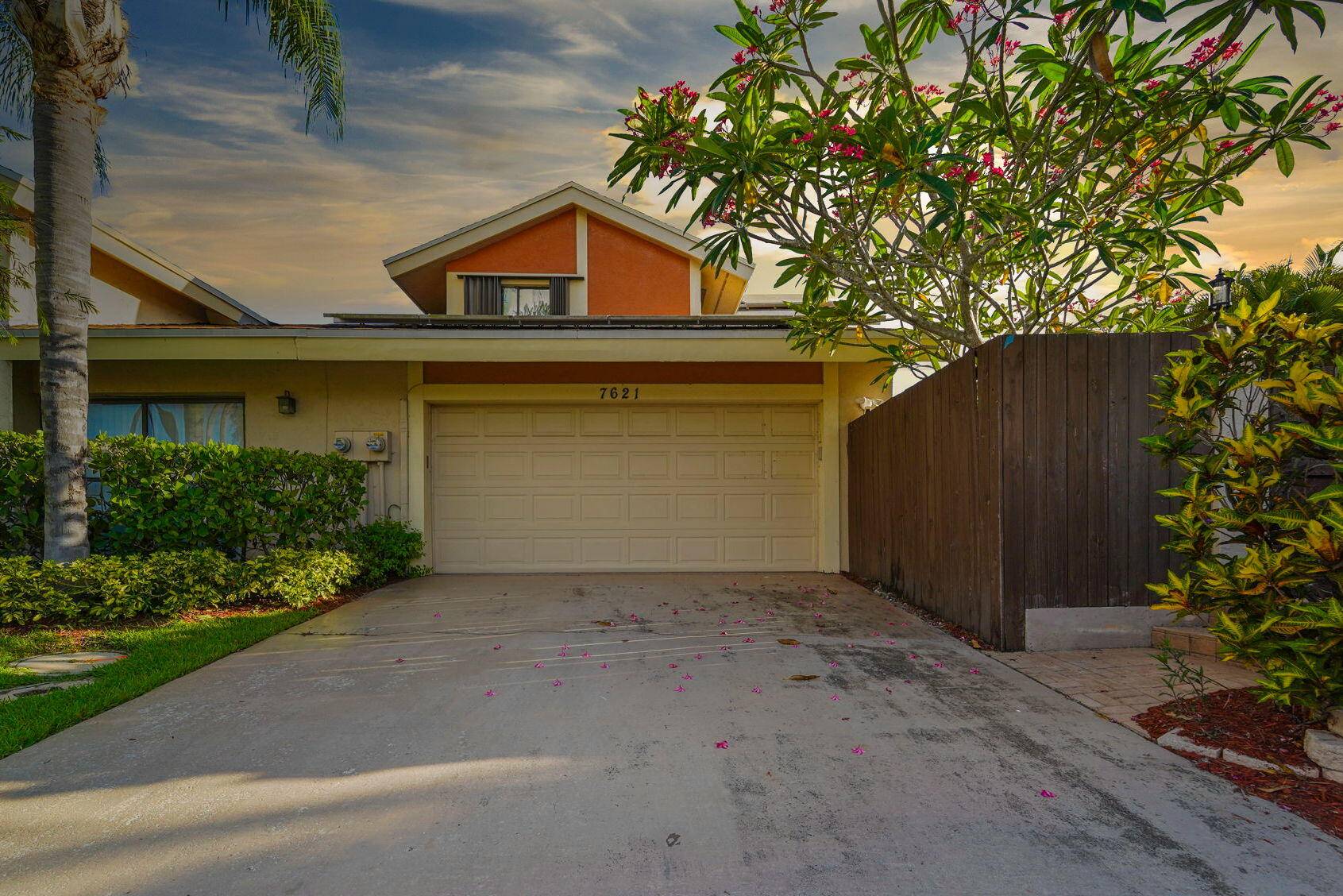 Welcome to 7621 Sierra Terrace W, a sunny slice of Boca Raton paradise nestled in the charming community of Sierra Del Mar East !