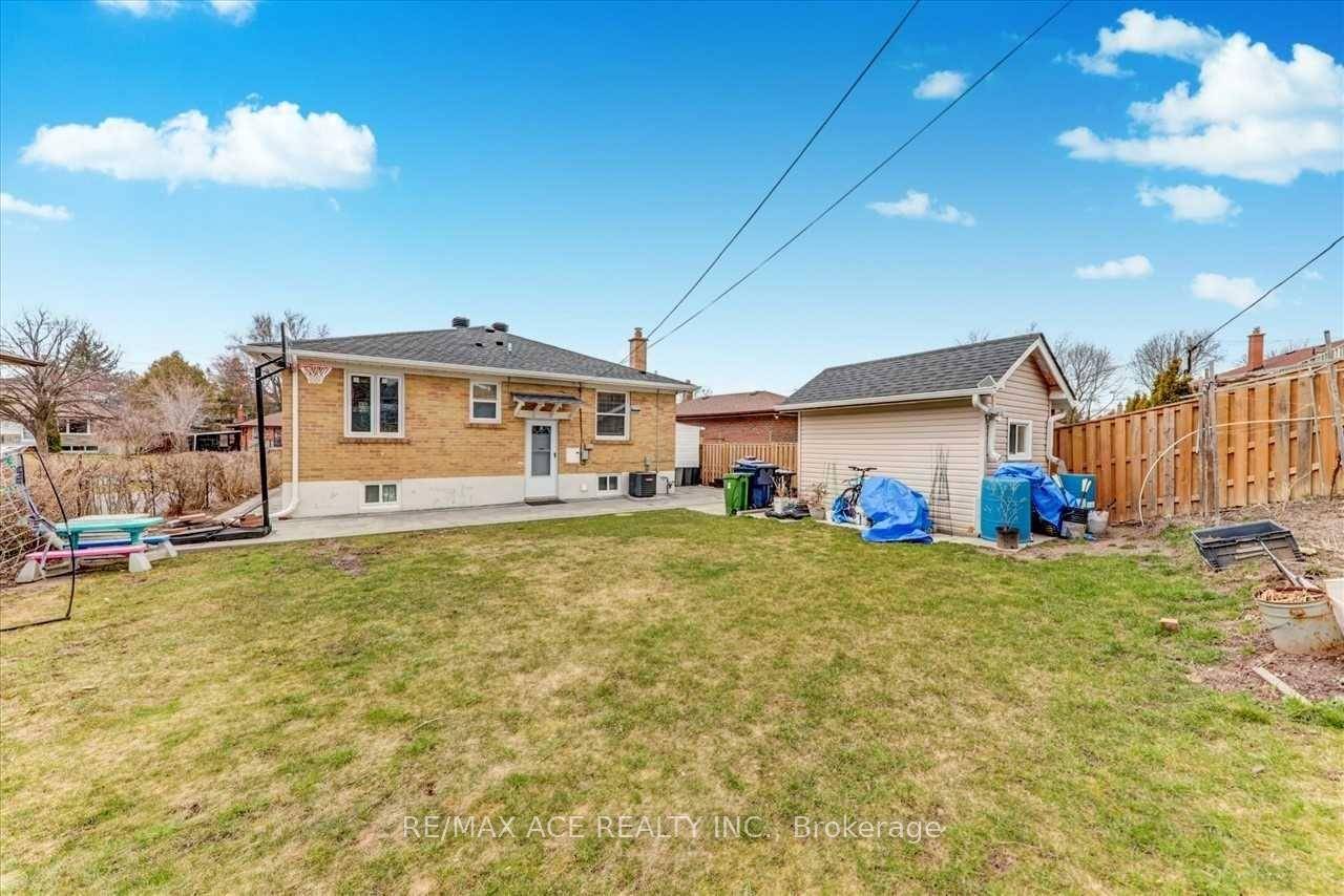 3 Bedrooms at Basement, Just Move In amp ; Enjoy Stunning, Bright, Spacious Bungalow House With A Beautiful Front View And Plenty Of Yard Space In The Woburn Community.
