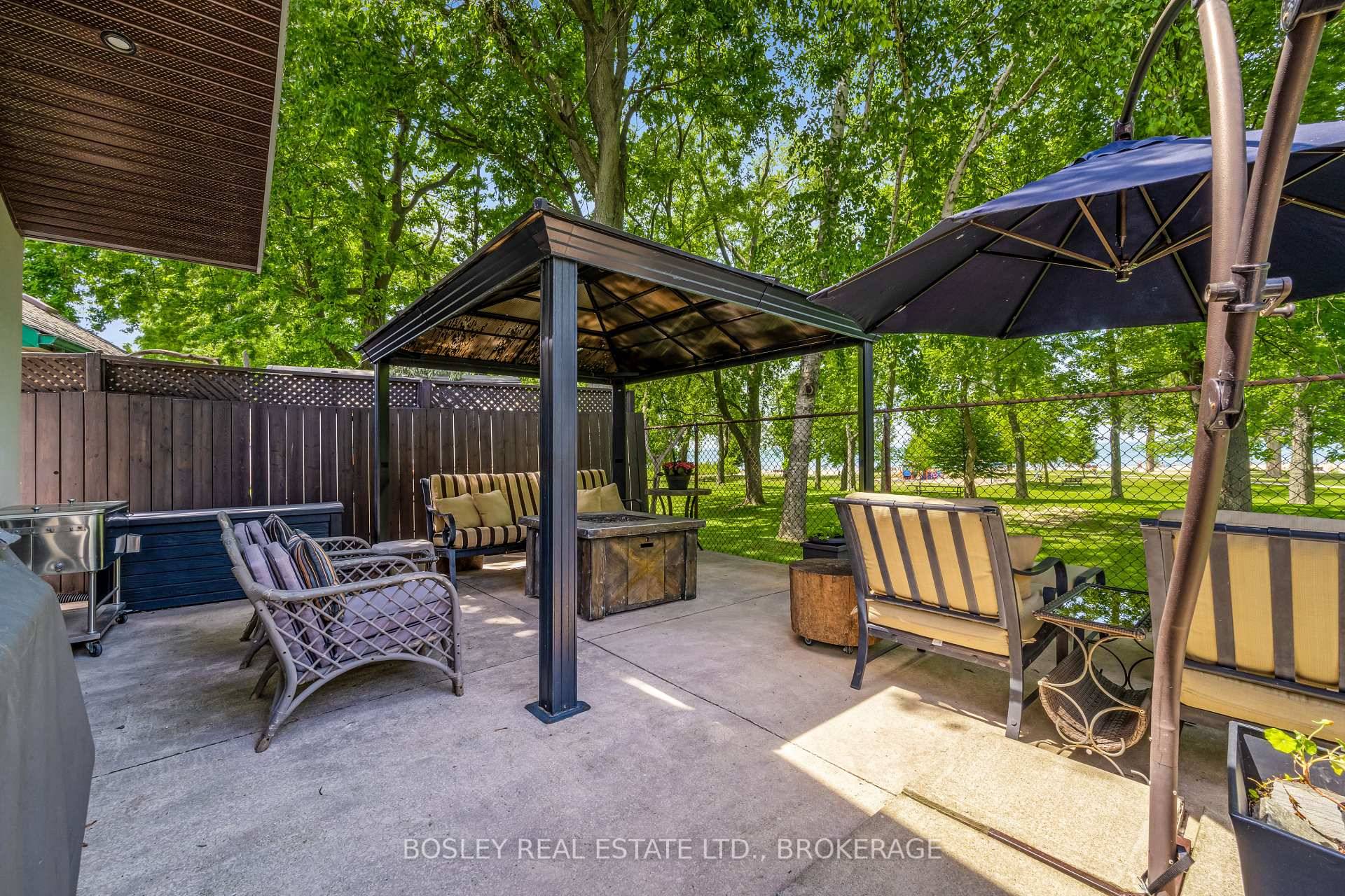 RARE OPPORTUNITY ! This 3 1 Bedroom, 3 bathroom, fully renovated move in ready property with beach amp ; park views has everything you need while enjoying all the conveniences ...
