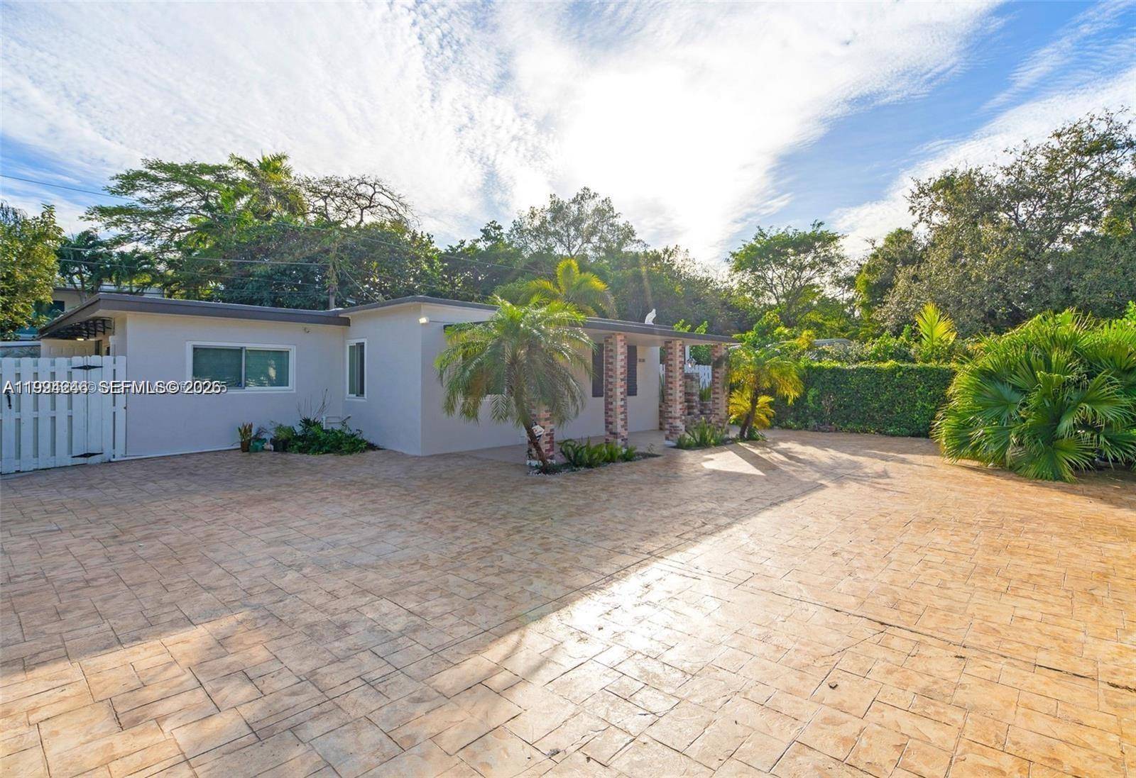 Beautiful 3 3 home with Pool and T3 zoning !