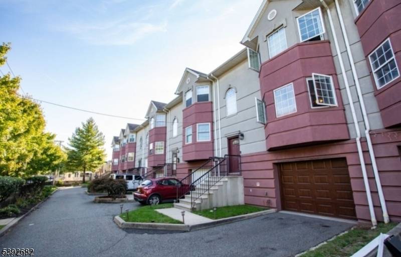Very well maintained and updated 2 bedroom, 1.