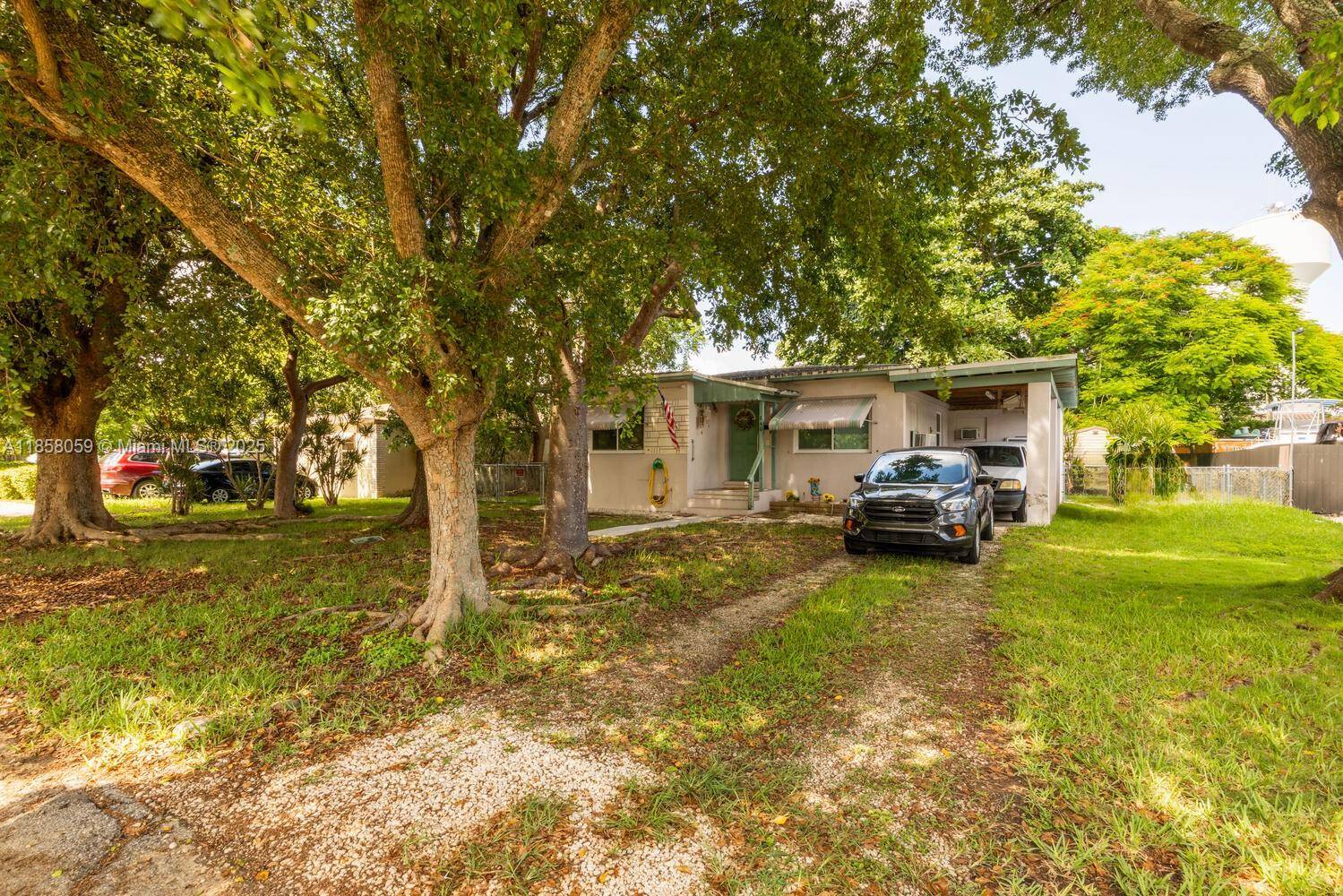 CHARMING STARTER HOME, ADD YOUR PERSONAL TOUCH AND MAKE IT YOUR OWN !