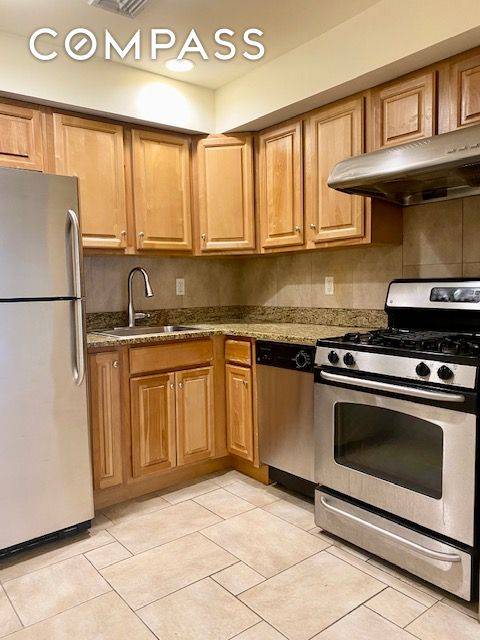 Massive duplex in the heart of Astoria !