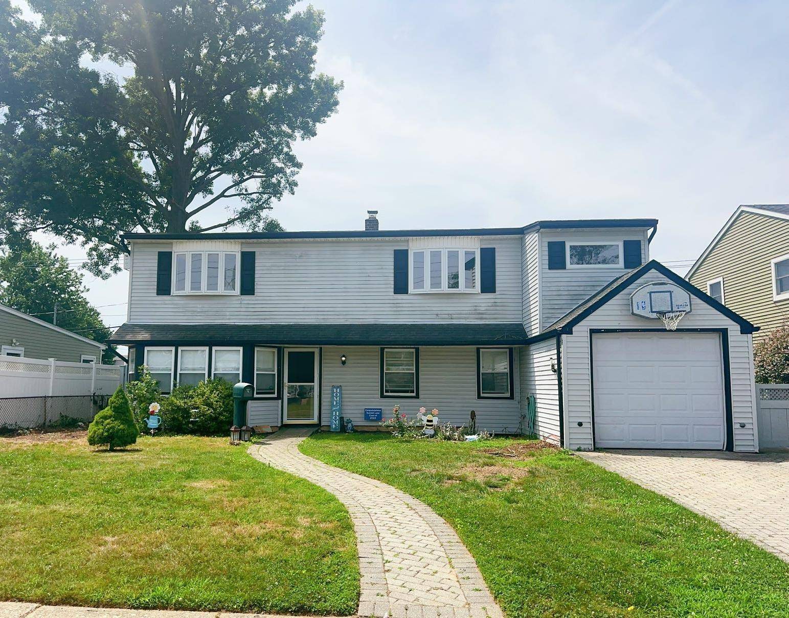 This beautiful colonial style house is located in the prime location of Levittown.