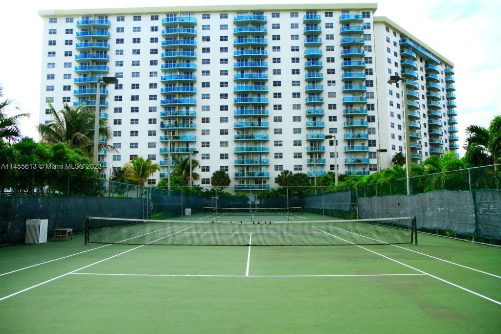 GREAT CONDITIONS AND SPACIOUS 1 BEDROOM PLUS DEN, 1, 5 BATHS UNIT AT OCEAN RESERVE IN THE HEART OF SUNNY ISLES, ACROSS FROM GEORGEOUS BEACHES AND HERITAGE PARK.