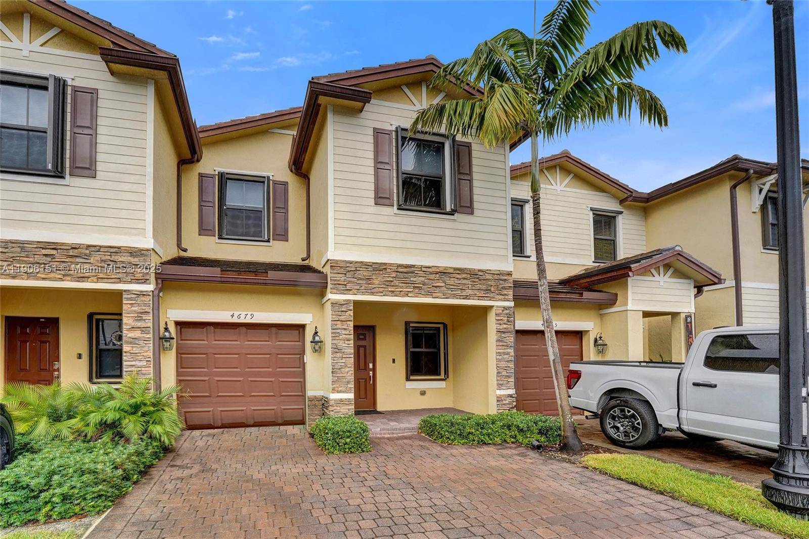 Welcome to Palomino Lakes in Davie !