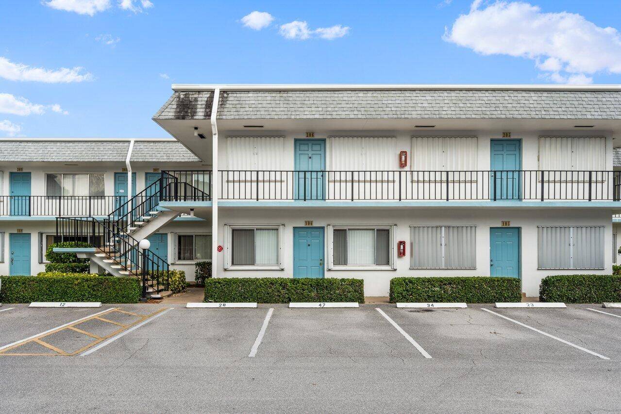 Light and bright first floor king sized 734 sq ft corner unit with Lake Osborne front Views.