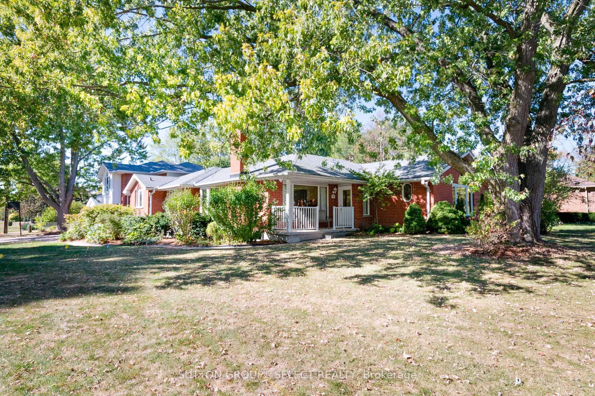 Located in desirable and quiet Arva, just north of London, this lovely 2 storey side split sits on a large corner lot across from Weldon Park.