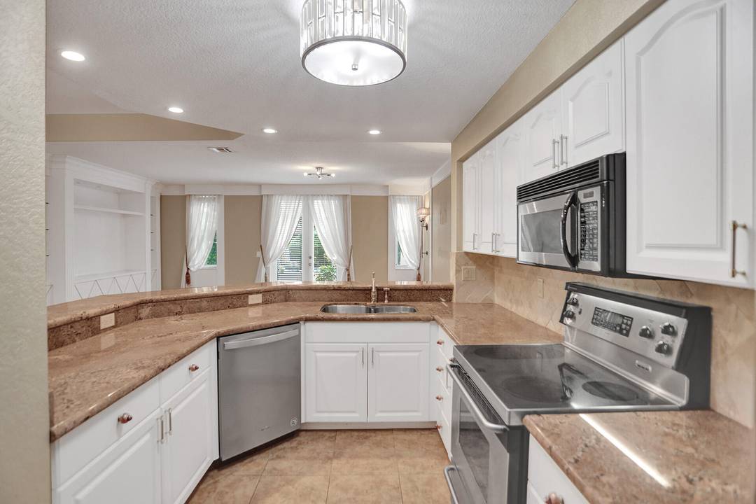 Walk to the beach ! Beautiful upgraded 2 bedroom plus den can be used as a 3rd bedroom 2.