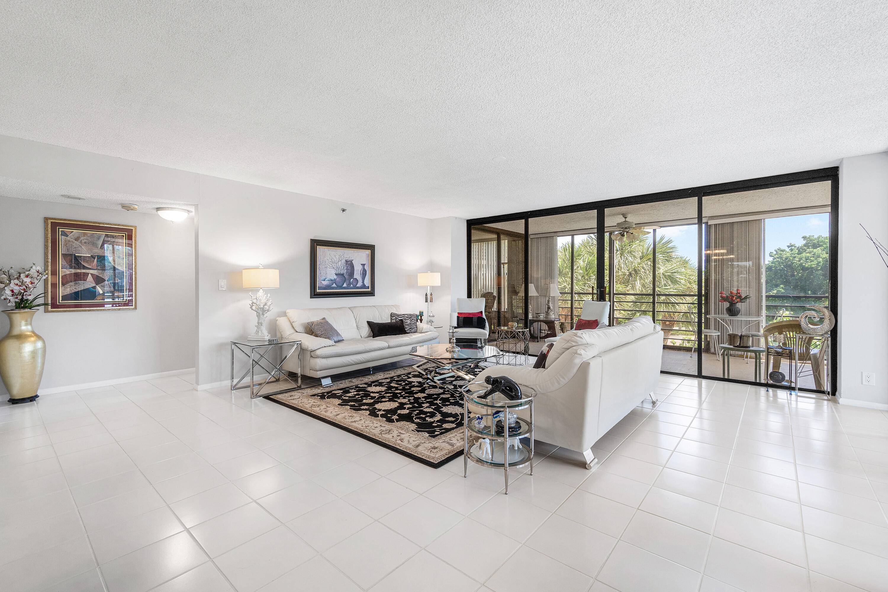 Just Listed ! Lovely 2 Bedroom, 2.