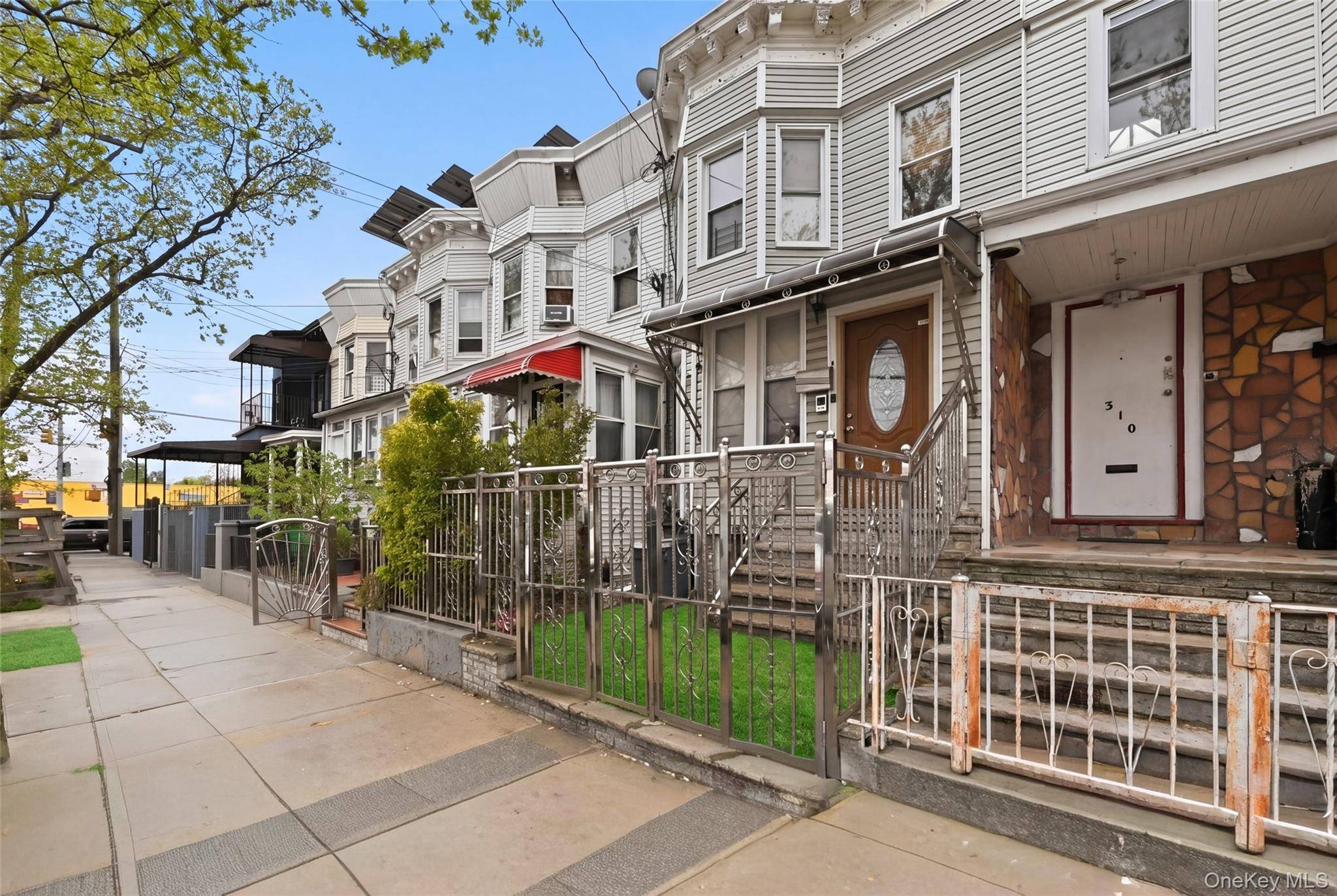 2 family home, perfect for both end users and investors.