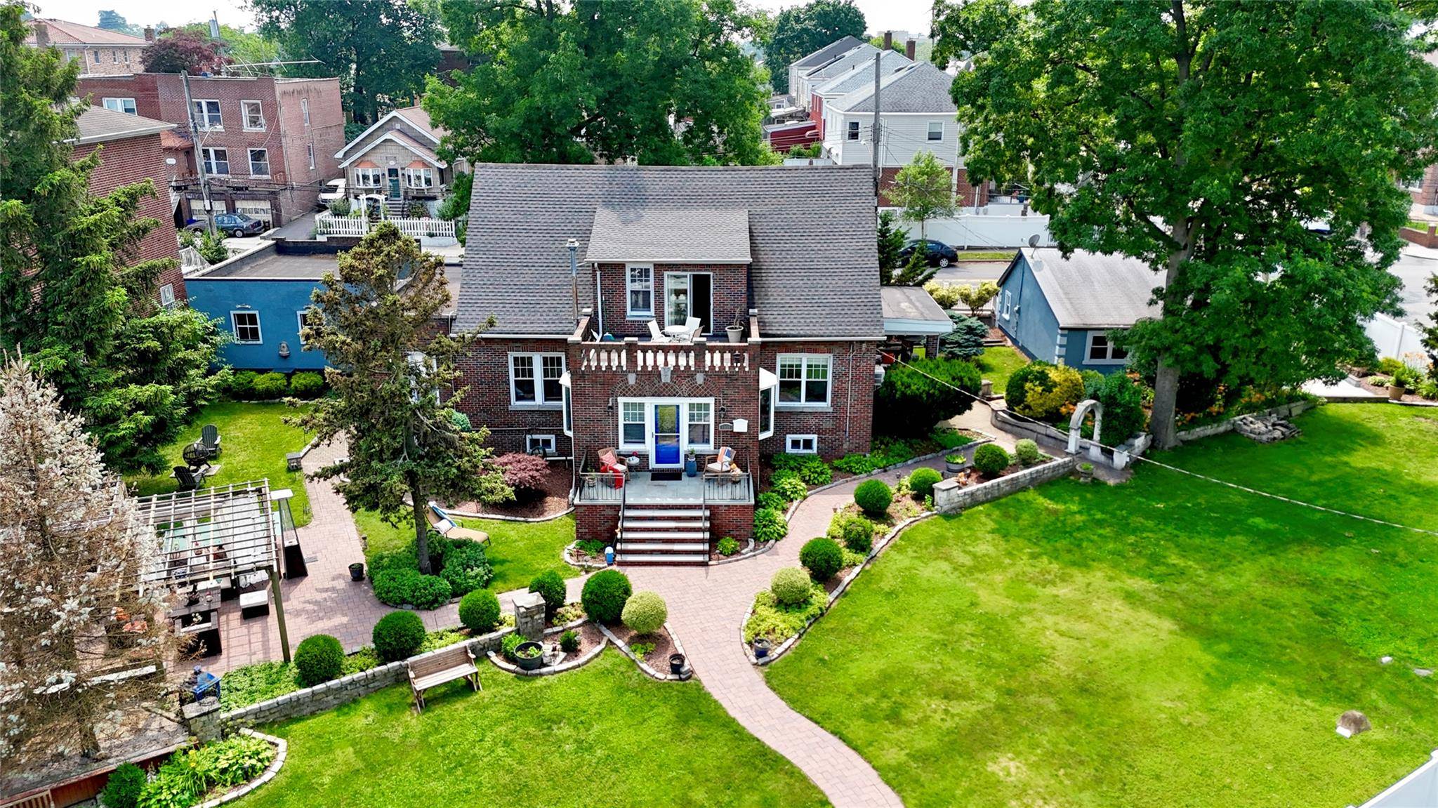 One of Bronx s best neighborhoods is the highly sought after Country Club area, known for its safety and suburban atmosphere.