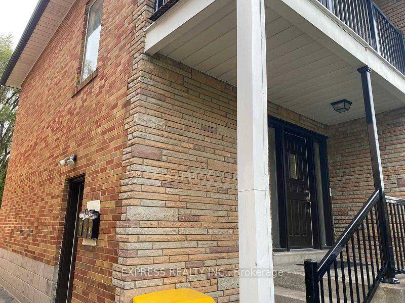 Renovated 2 Bedroom Main Floor Apt In A Duplex Within A Multi Million Dollars Neighborhood In Bedford Park.