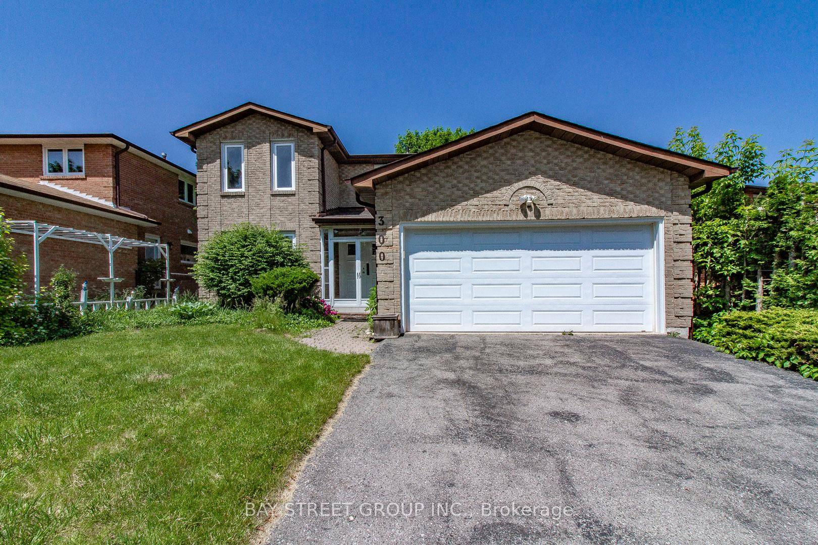 Stunning 2 storey, 4 1 bedroom home, lovingly maintained and upgraded by its owners !