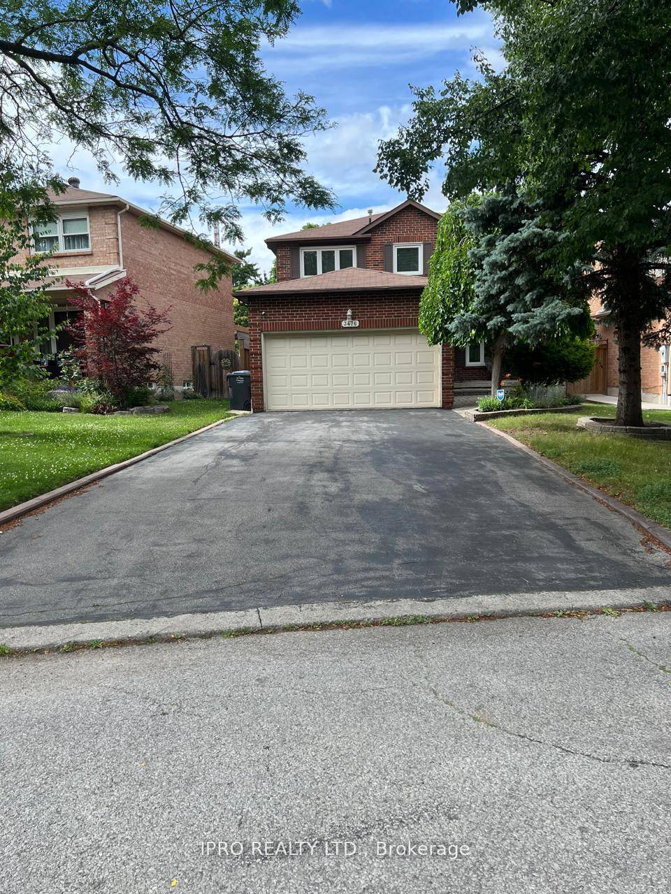 This charming detached 4 bedroom house in Desirable Erin Mills Neighbourhood Mississauga offers a blank canvas for your dream renovation.