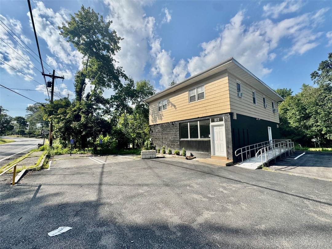 FOR SALE Versatile Mixed Use Building Ideal for Owner Operator 650 652 Route 211 W, Middletown, NY 10940 A rare opportunity to own a fully updated 2 unit standalone building ...