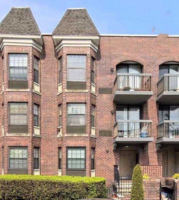 Welcome to this beautiful and comfortable 2nd Floor 3 bedroom, 2 bathroom condo, moving condition all hardwood floor through out the apartment.