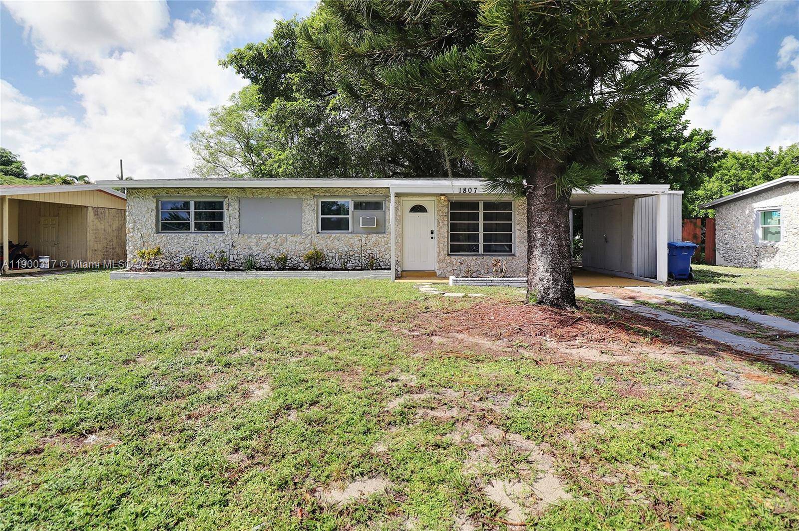 No HOA. Priced to sell ! Excellent investment opportunity or perfect for a first time homebuyer.