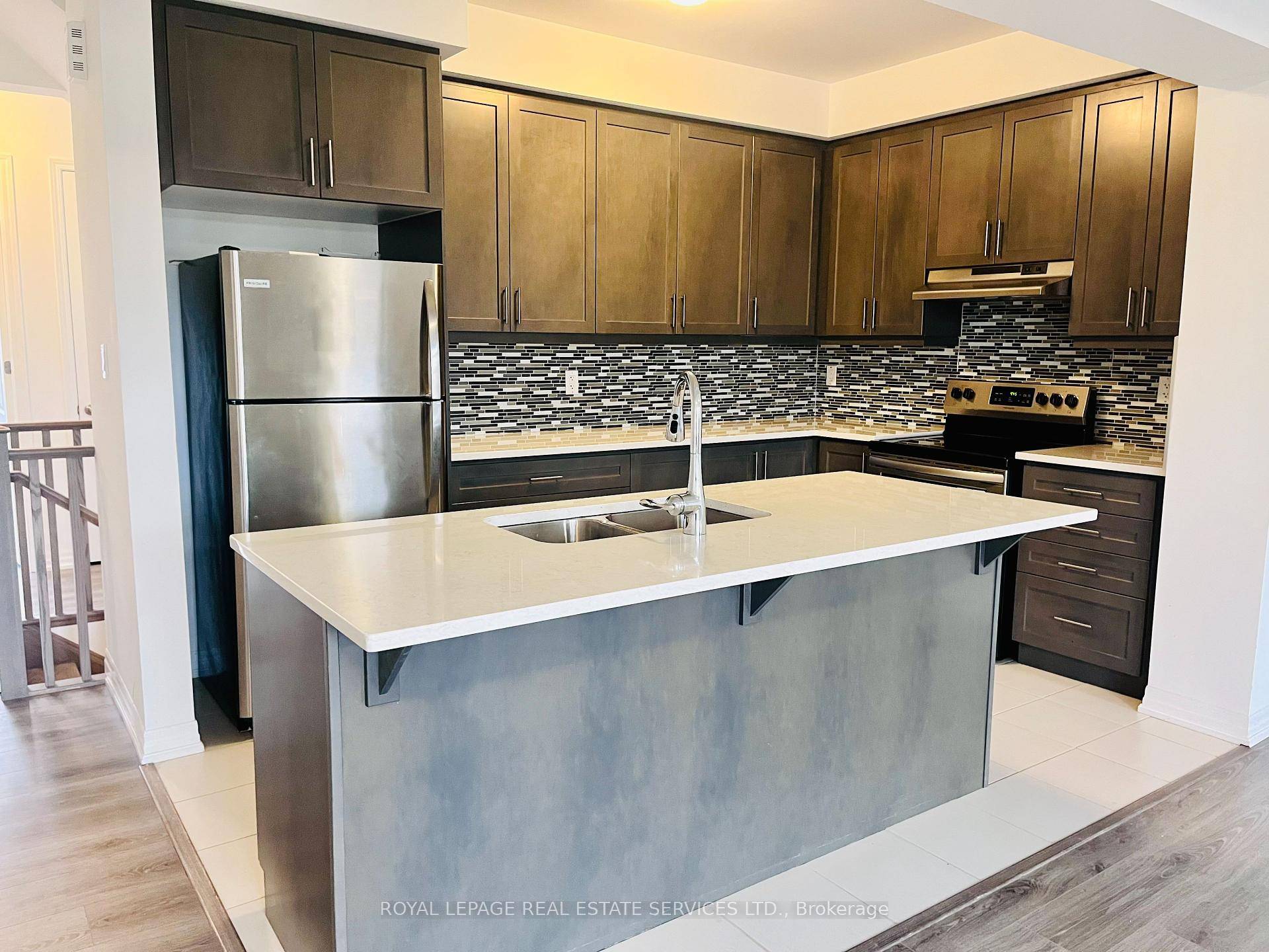 Beautiful and spacious townhouse featuring 3 bedrooms and 3 full bathrooms, perfectly located in a highly desirableneighborhood.