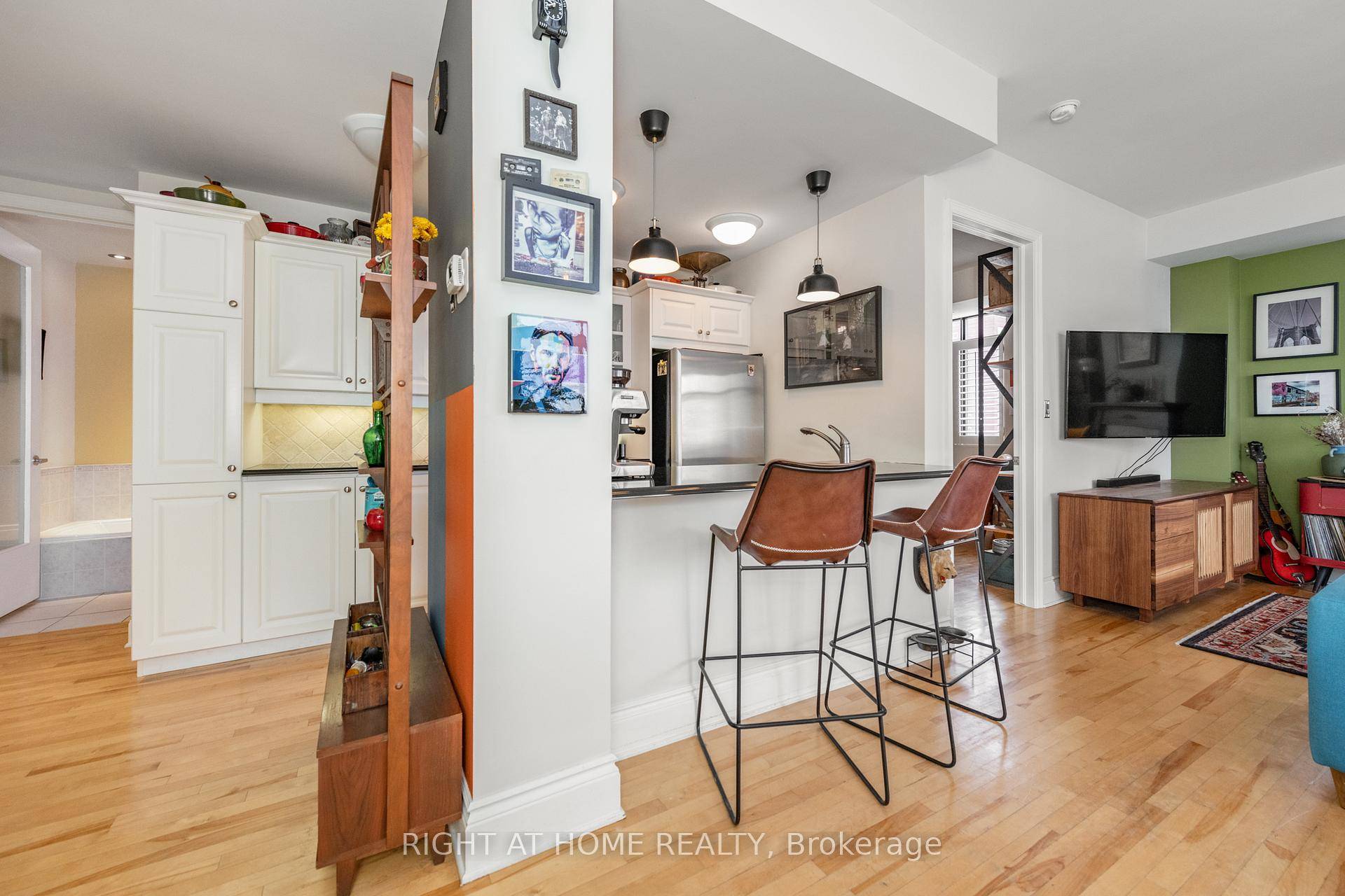 Bright, beautiful, and spacious, this open concept 2 bedroom condo is ideally located near the vibrant Somerset restaurant district.