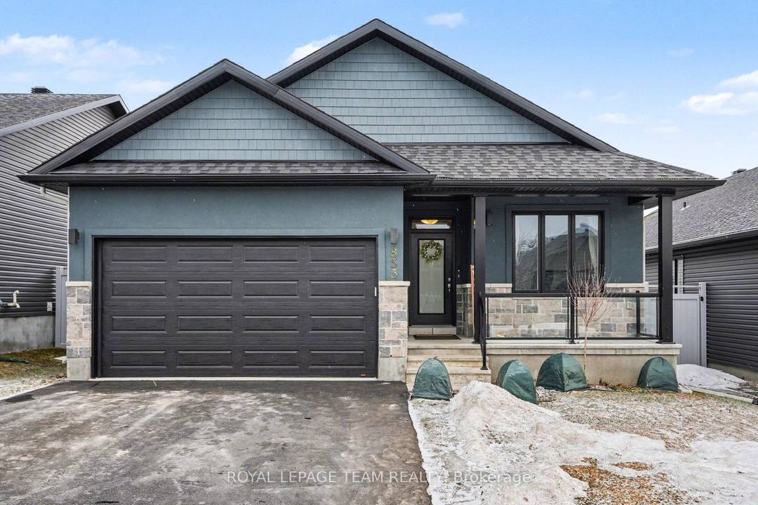 Stunning 5 year old bungalow in the highly sought after Almonte area, perfectly blending small town charm with modern luxury.