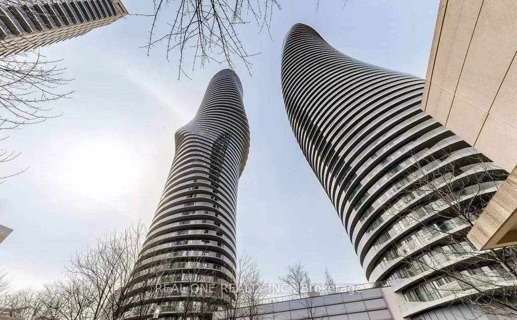 Fabulous Open Concept amp ; Modern 2 Bedrooms 2 Washrooms.