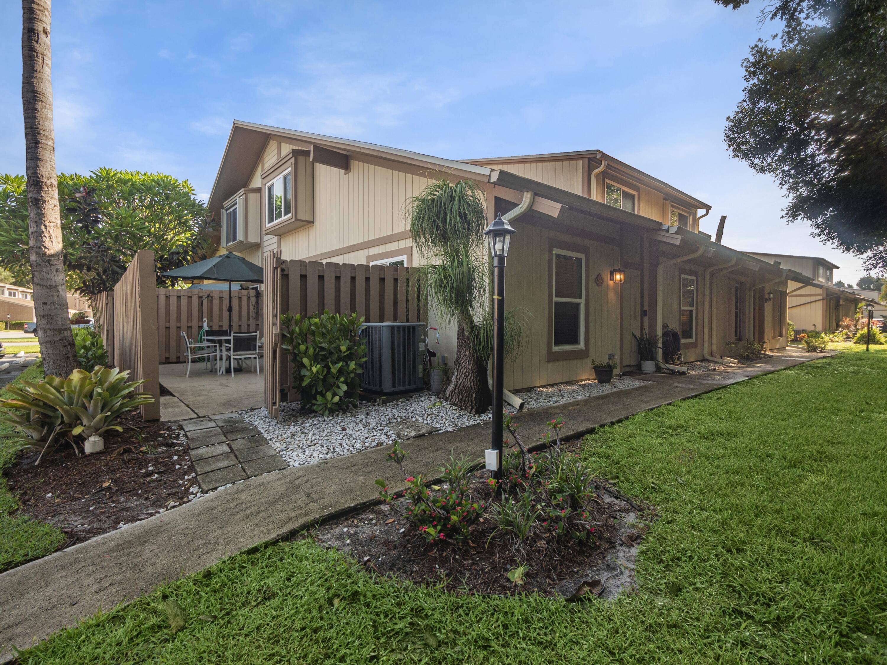 Beautifully remodeled 3 BR, 2 BA townhome located in the desireable Maplecrest community of Jupiter.