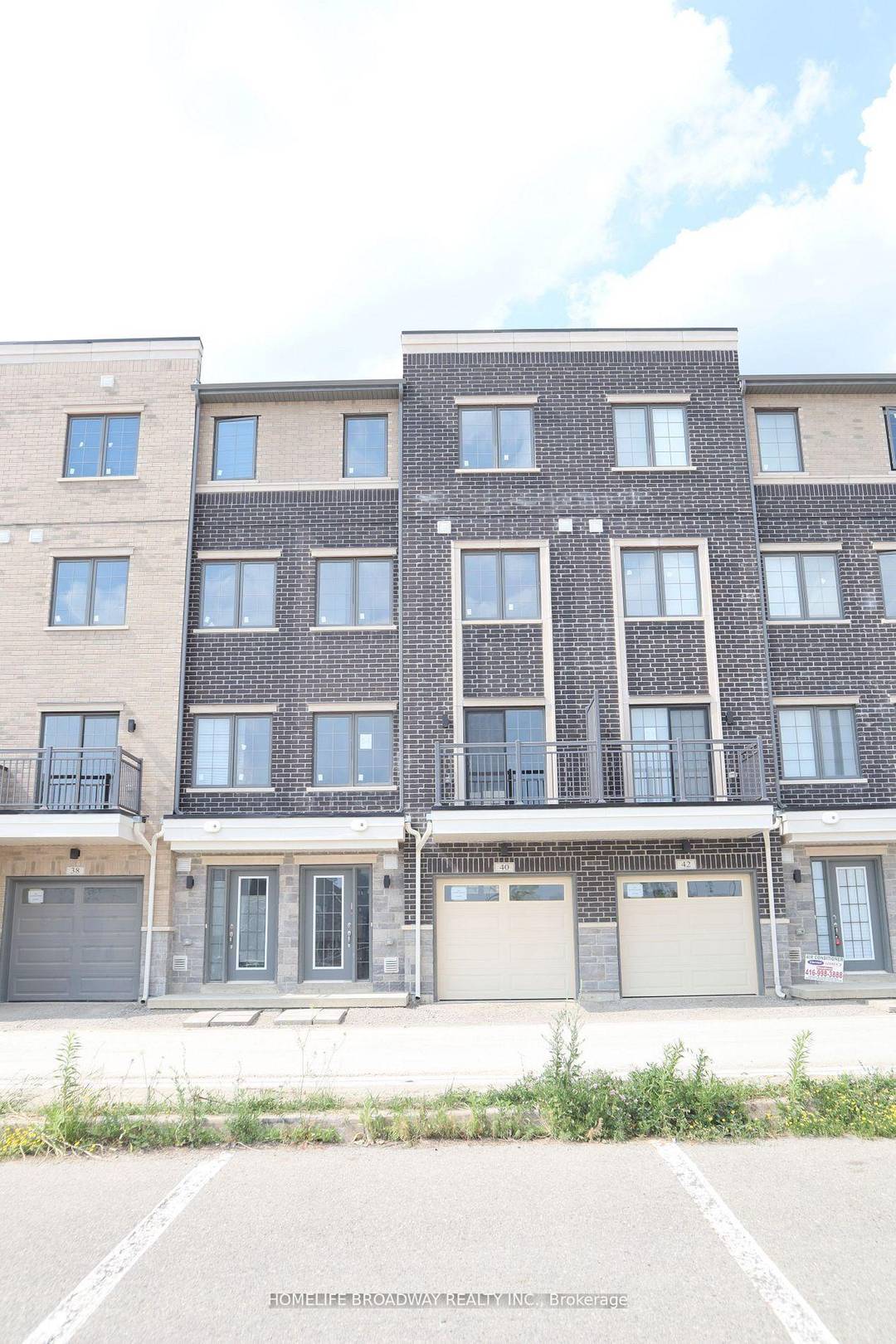 South facing town house with unobstructed view, all bedrooms with private ensuite, granite countertop thru out, extended upper cabinetry, backsplash, kitchen LED spotlights amp ; tiled floor, canopy range hood, ...