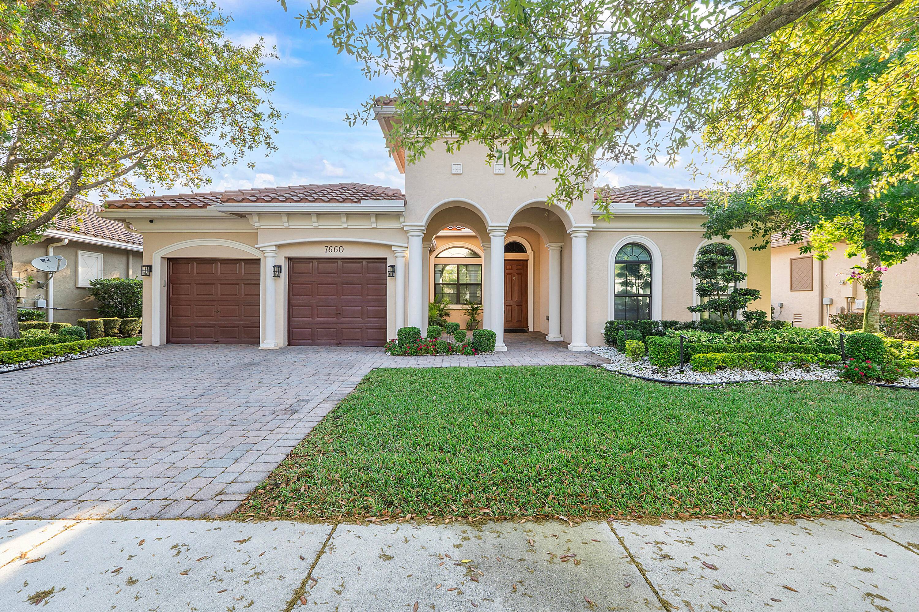 PRICED TO SELL ! ! This gorgeous one story beauty features 3 bedrooms, 3 bathrooms, and a 2 car garage located in South Florida's most prestigious community, Parkland Golf Country ...