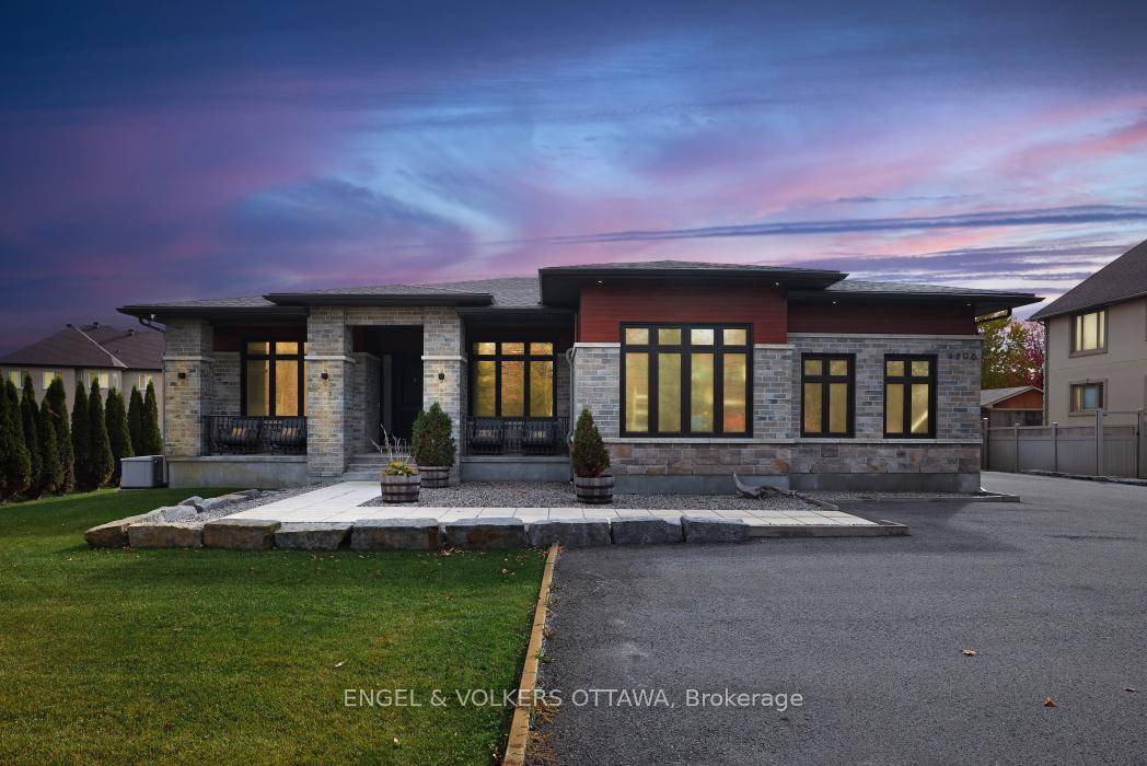 Live your Luxury in Manotick !