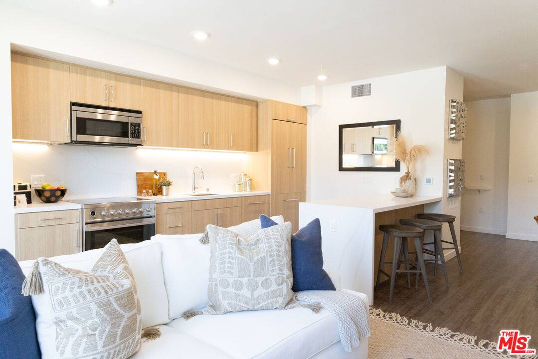 7566 W Sunset Blvd 3BR Hollywood Hills East La