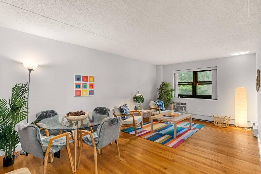 This two bedroom co op apartment in East Harlem features an open floorplan and sun filled rooms right in the heart of New York s cultural epicenter.