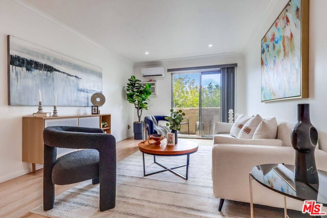 1351  N Orange Dr 1BR Hollywood Hills East La
