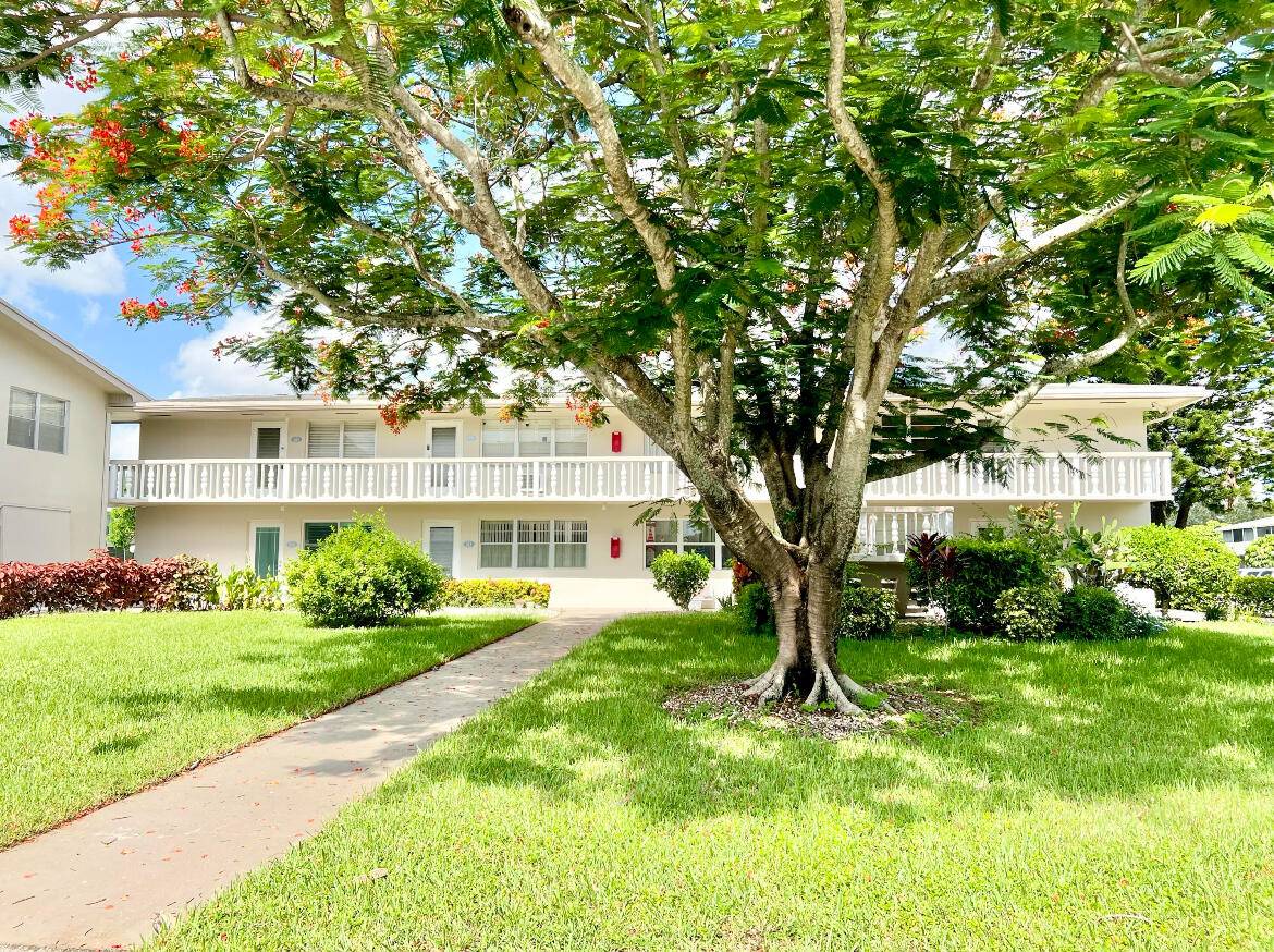 Beautiful condominium available in West Palm Beach.