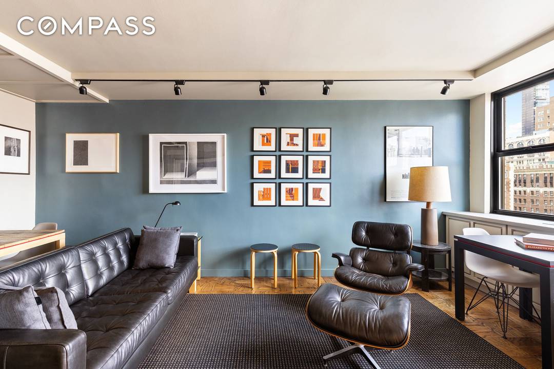 Perfectly positioned at the corner of historic Irving Place and 18th Street in the heart of Gramercy, this spacious apartment boasts protected northern exposures with open views of iconic New ...