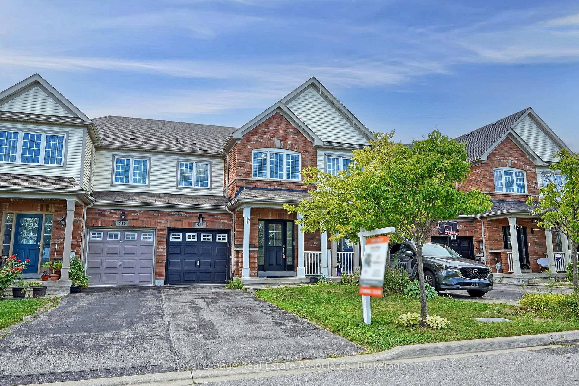 Welcome to this beautiful 2 storey townhouse featuring a bright open concept design and plenty of natural light throughout.