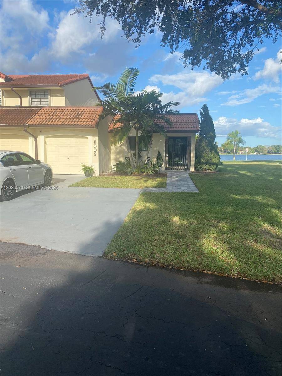 Beautiful corner unit with a wide open lakeview.