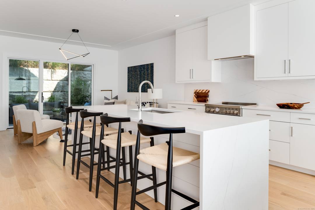 AMAZING NEW CONSTRUCTION !
