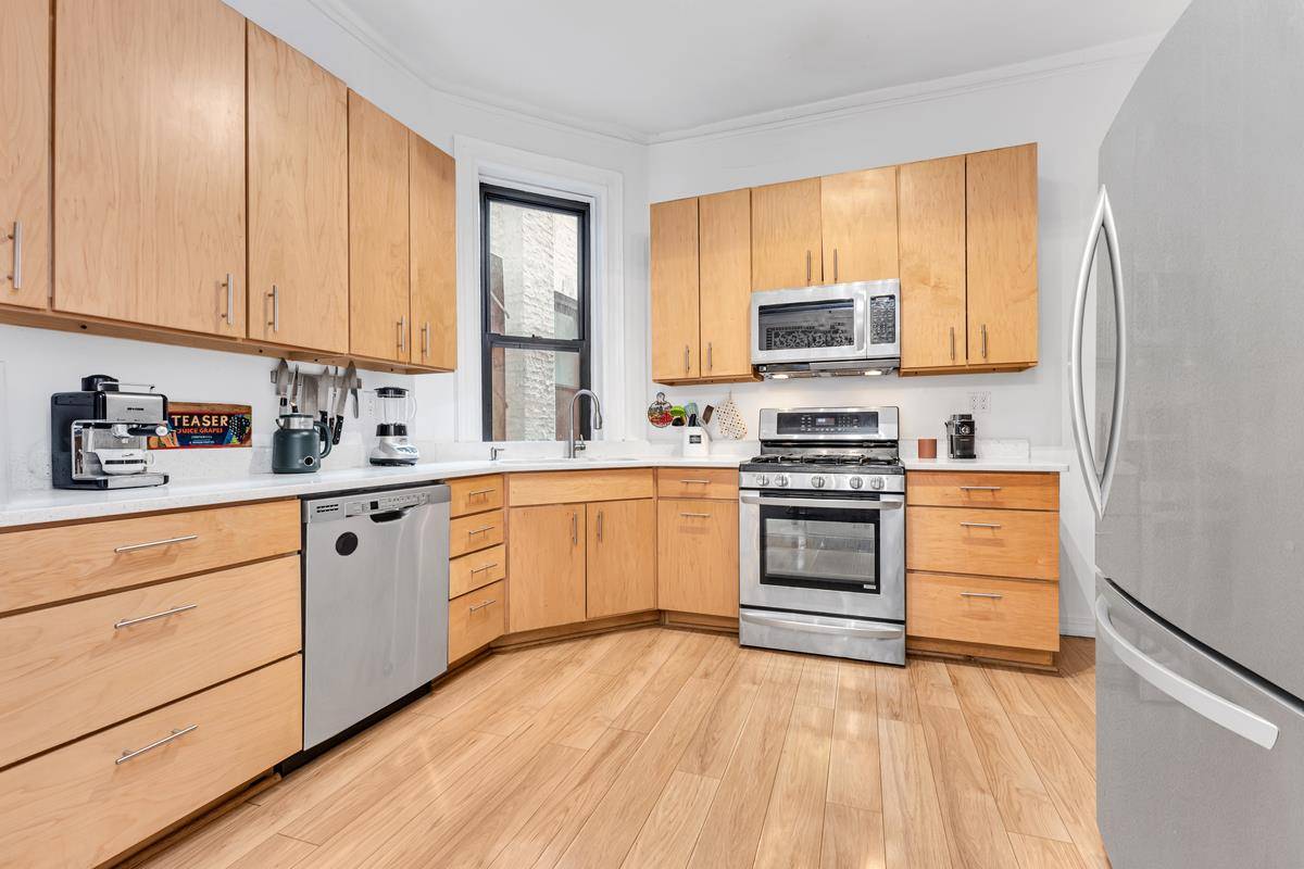 Spacious condominium located on Prospect Park West, in a beautiful Limestone building !
