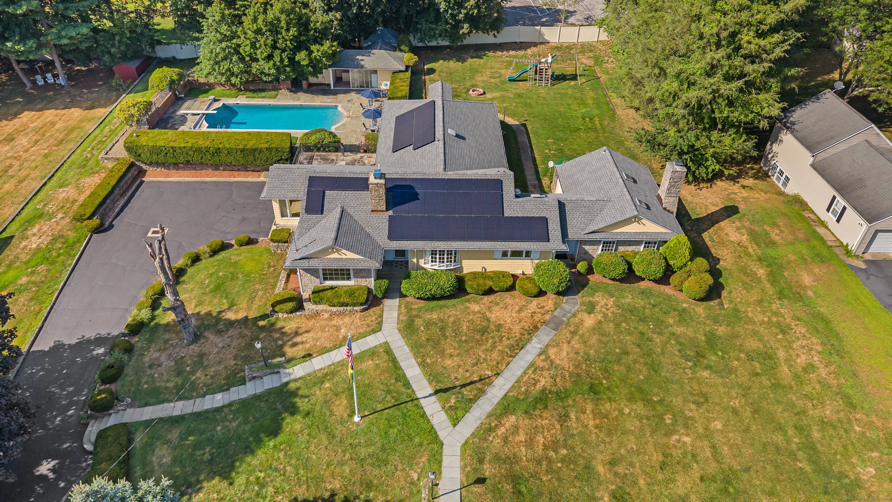 Welcome to a true hidden gem in Trumbull, CT !