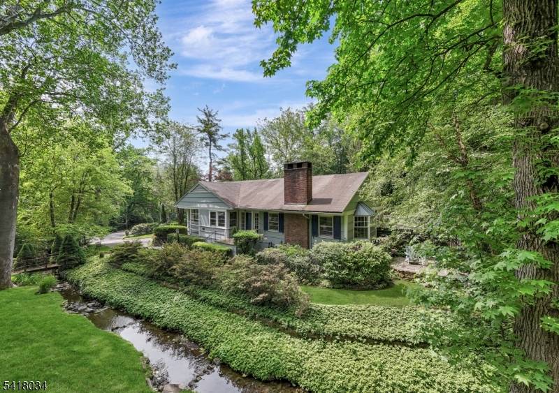 BEAUTIFULLY UPDATED 4 BED 3.