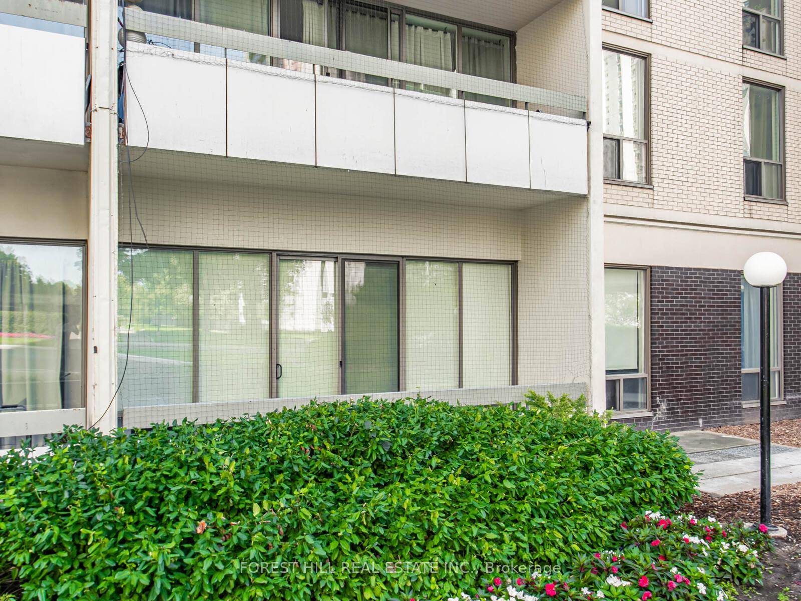 Location, Location ! Rosebury Square This beautifully renovated ground floor, north facing unit, also has a nice sized patio that can be accessed from the Living Room.
