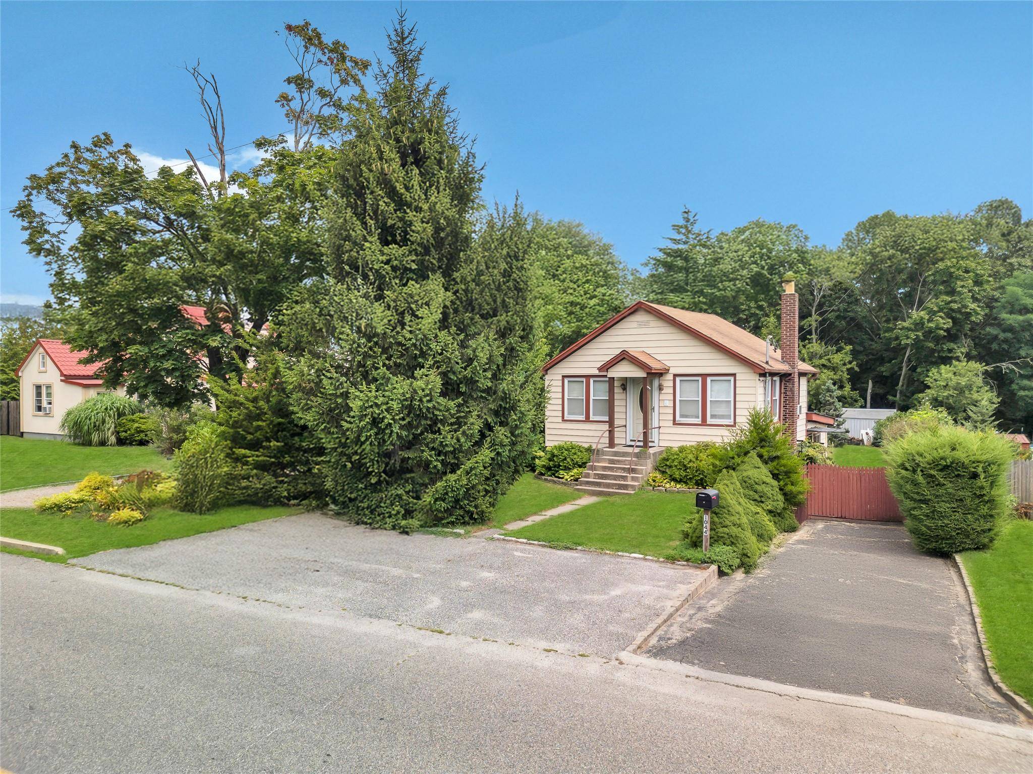Welcome to 1044 Woodcrest Ave !