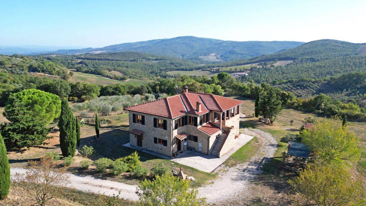 Stone farmhouse with three bedrooms, one bathroom, an agricultural annexe and 30 ha of land for sale a few kilometres from Montepulciano, Tuscany.