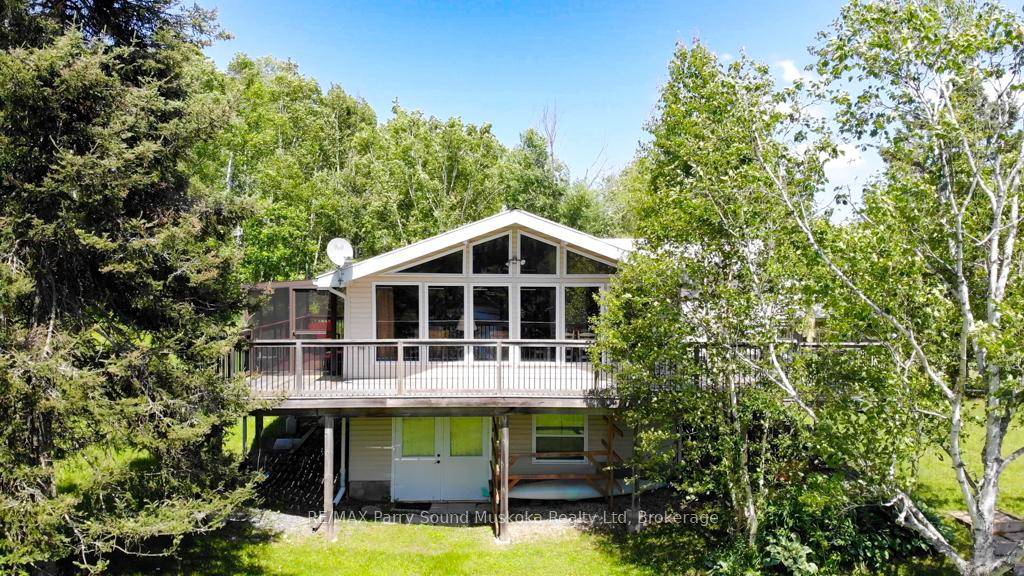 Incredible Opportunity on the Magnetawan RiverThis fully winterized, four season River Retreat sits on just over an acre on a municipally maintained cul de sac, ideally positioned between Poverty Bay ...